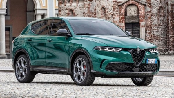 В продажба от 2022 година -  Alfa Romeo Tonale SUV е модел, пуснат в началото на ерата на Тавареш, въпреки че беше проектиран и одобрен преди сливането на гигантите. Освен това той имаше дълъг период на "раждане", като представянето на концепцията му датира от 2019-а. С дължина от 453 см, италианският SUV има багажник с минимален капацитет от 500 литра (385 литра в plug-in хибридната версия). Наличен с три различни двигателя: бензинов мек хибрид, plug-in хибрид и дизелов. Първият е 1469 кубика и в състояние да достави 131 коня. Plug-in ича1 332 cc и доставя 280 HP. Като бонус има 65 километра електрически пробег. И накрая, дизеловият  двигател на  Tonale идва с 1 598 кубика и 131 к.с.